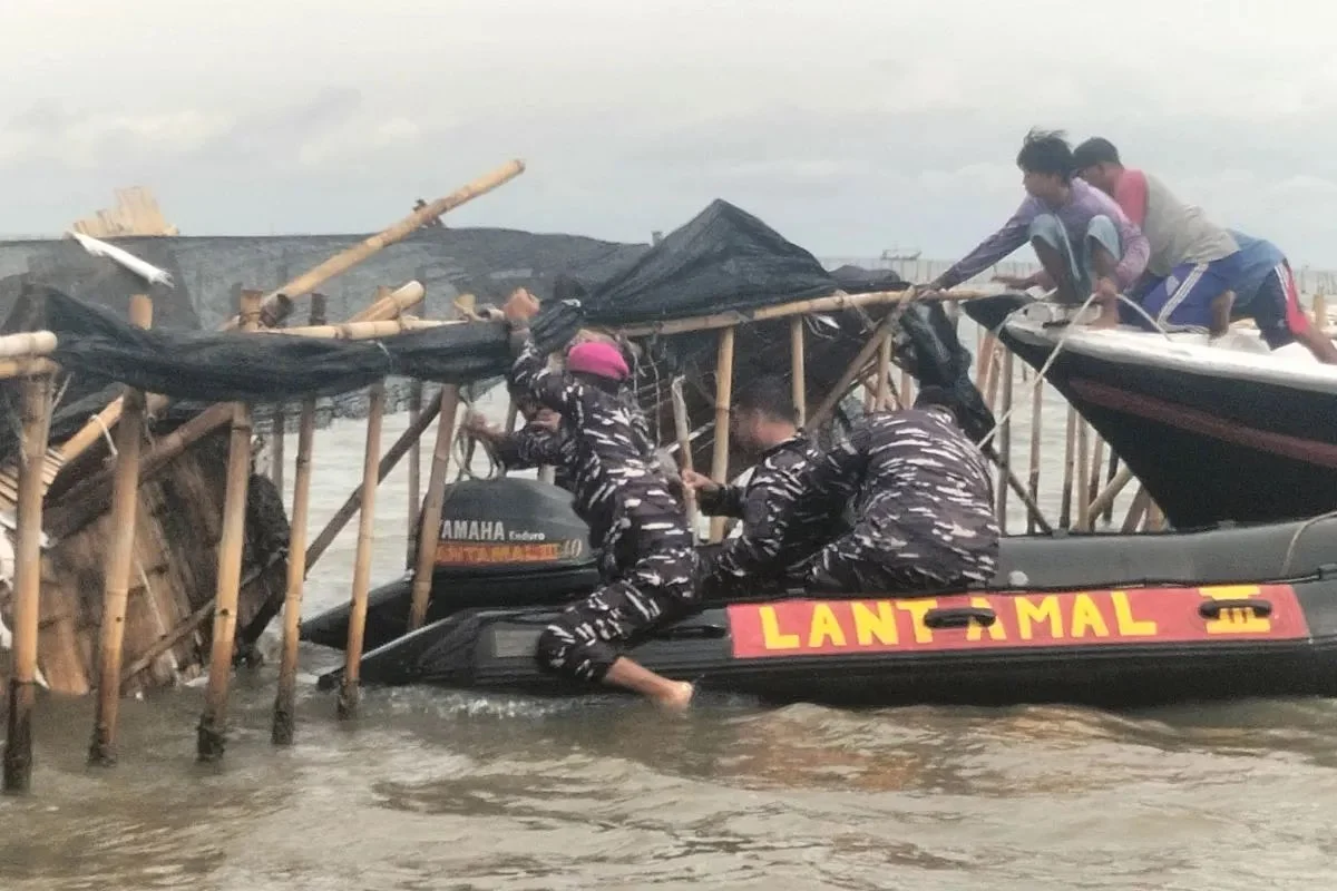 Featured Post Image - TNI AL Bongkar Pagar Laut 30 Km di Tangerang Demi Akses Nelayan