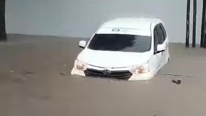 Featured Post Image - Mobil Terseret Arus Banjir di Jember Nyaris Tak Terkendali